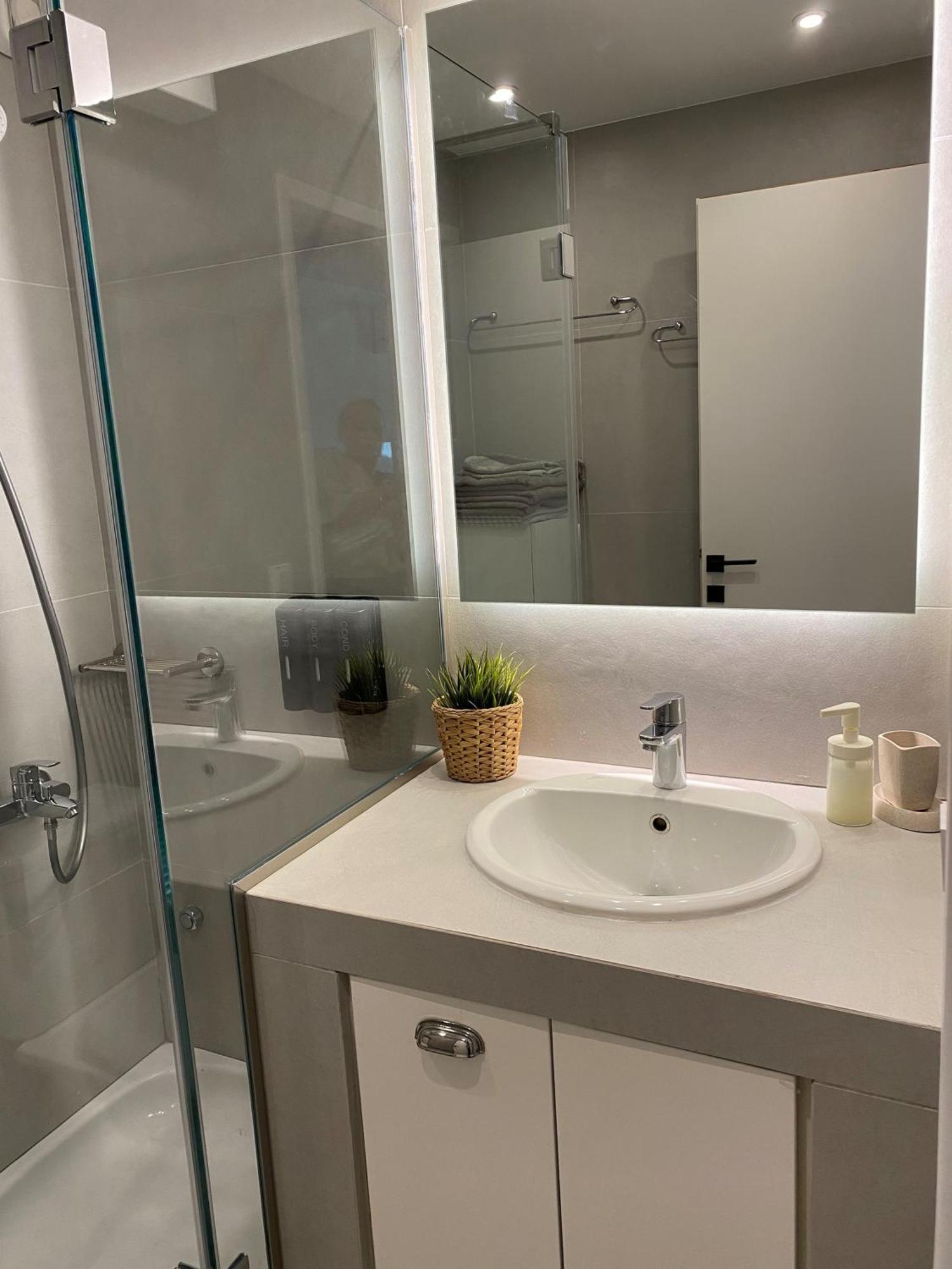 Bright, Cosy Studio Close To Glyfada Beach & Center เอเธนส์ ภายนอก รูปภาพ